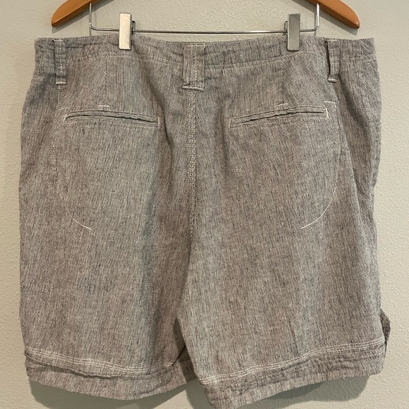 Avenue Linen Blend Pinstripe Shorts. Size 16 - Picture 6 of 6